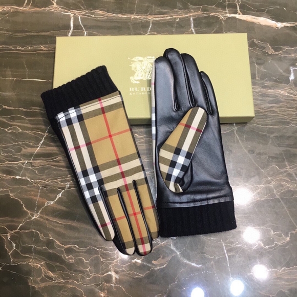 Burberry Women's Yellow Thermal Gloves - Picture 3 of 4